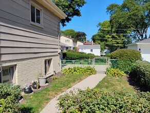 1042 W Central Rd in Mount Prospect, IL - Building Photo - Building Photo