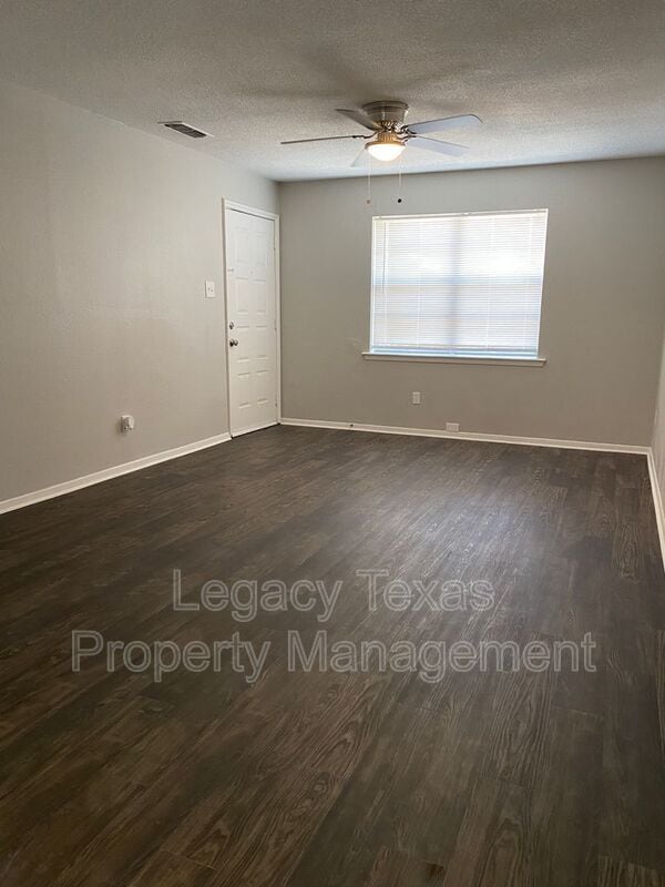 1302 Berry Dr