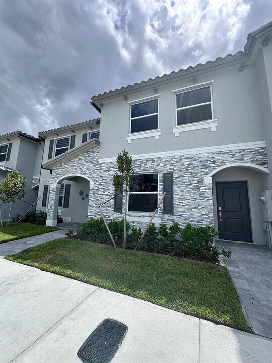 1183 1st Ter in Hialeah, FL - Building Photo