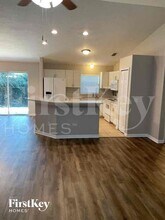 739 N Midland Dr in Deltona, FL - Foto de edificio - Building Photo