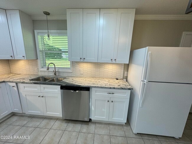 305 Alice Dr in Lafayette, LA - Foto de edificio - Building Photo