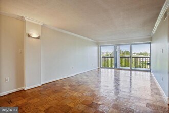 1300 Army Navy Dr in Arlington, VA - Building Photo - Building Photo