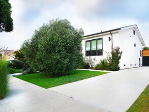 3744 Somerset Dr in Los Angeles, CA - Building Photo - Building Photo