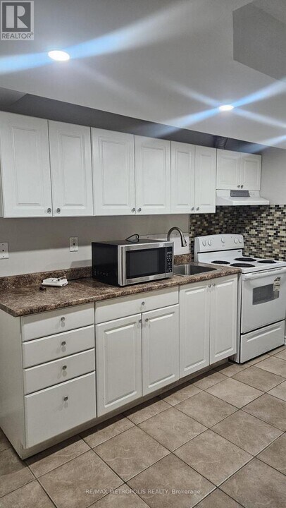 54 Amethyst Cir in Brampton, ON - Building Photo