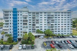 Hillcrest East 24 in Hollywood, FL - Building Photo