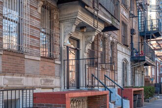 562 Bedford Ave in Brooklyn, NY - Foto de edificio - Building Photo