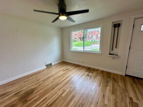 975 Elizabeth St in Pittsburgh, PA - Building Photo - Building Photo