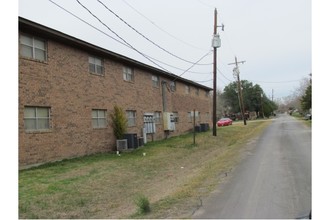 1102 Summit Dr in Madisonville, TX - Building Photo - Building Photo