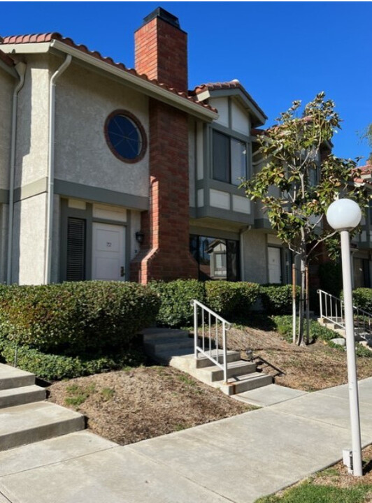 Valley Circle Townhomes in West Hills, CA - Building Photo