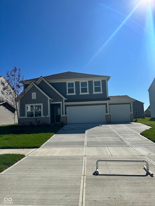 8560 Tripp Rd in Pendleton, IN - Building Photo