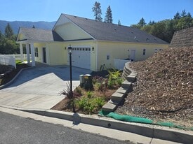 2181 SE Wyndham Way in Grants Pass, OR - Building Photo