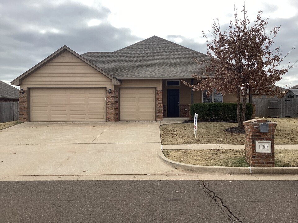 11308 NW 103rd St in Yukon, OK - Building Photo