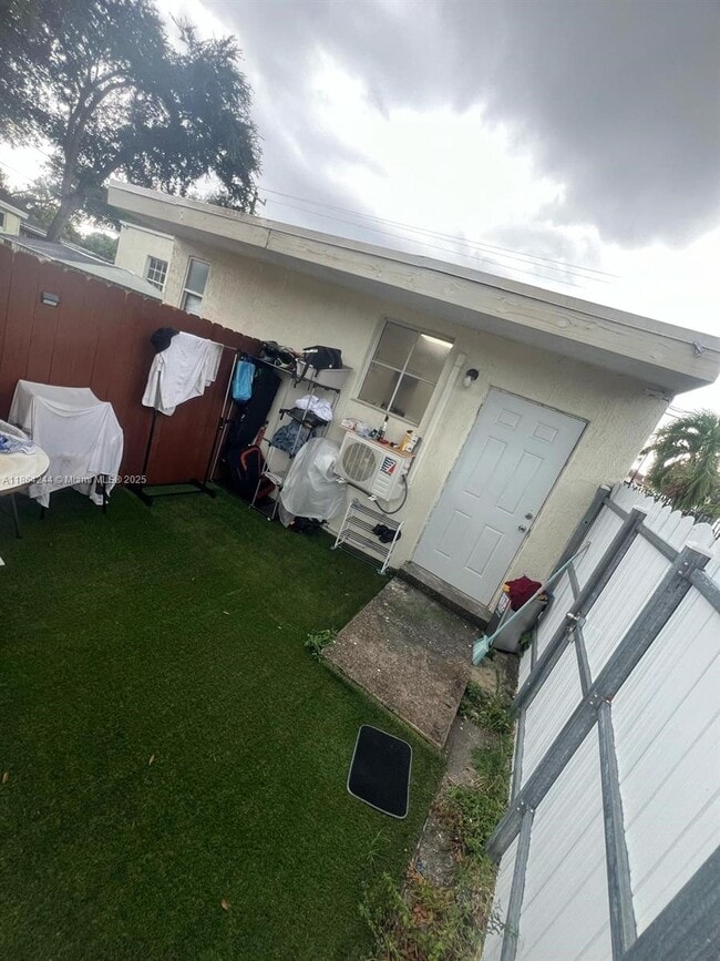 1994 NW 47th Terrace in Miami, FL - Building Photo - Building Photo