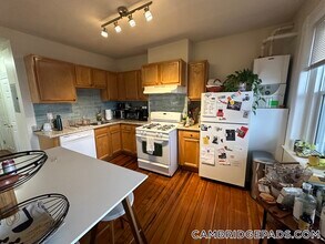 1056 Cambridge St in Cambridge, MA - Foto de edificio - Building Photo