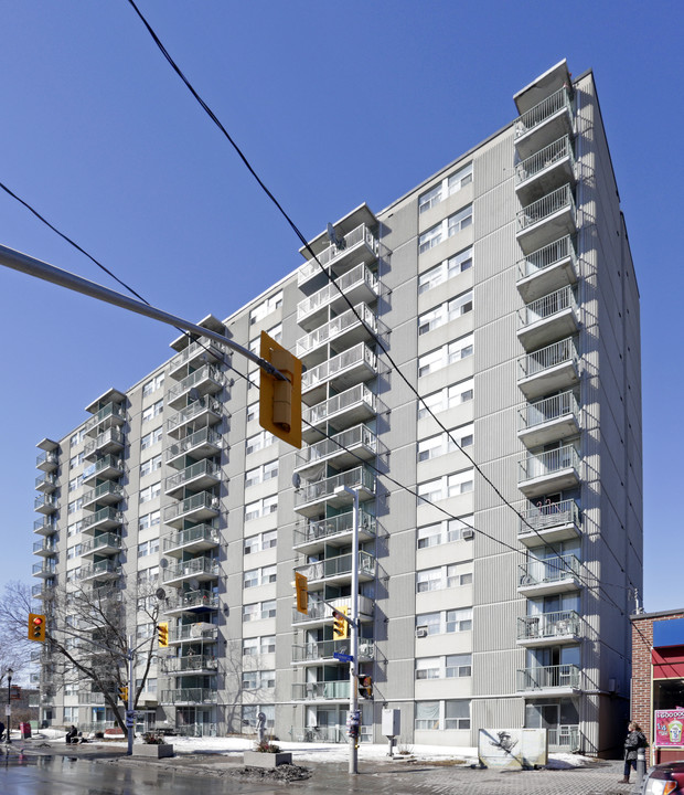 Wellington Manor in Ottawa, ON - Building Photo