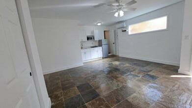 7655 SW 102nd Pl, Unit Studio in Kendall in Miami, FL - Building Photo - Building Photo