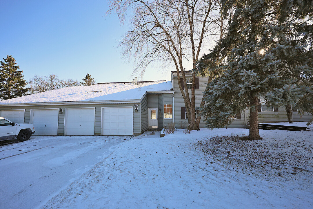 557 E Shag Bark Ln in Streamwood, IL - Building Photo