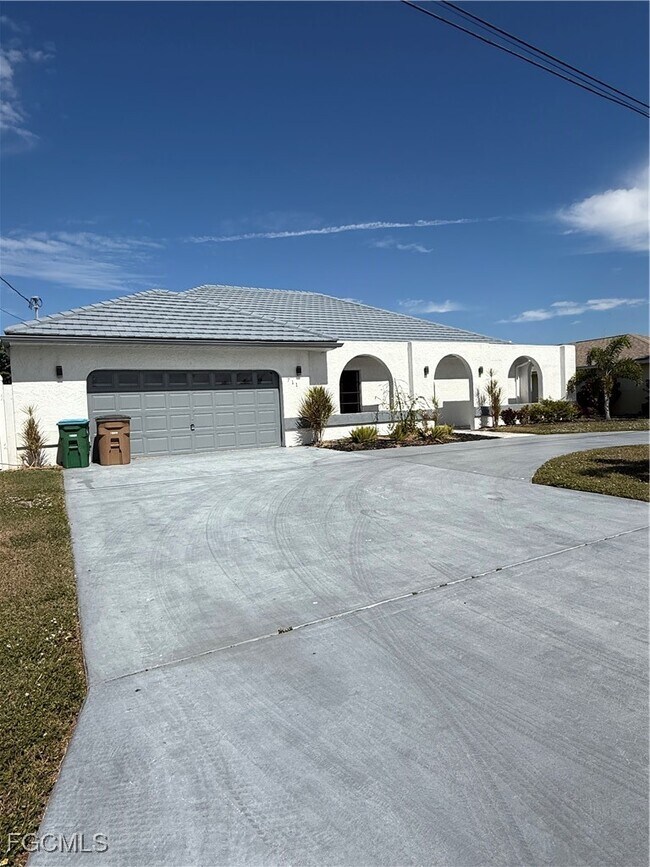 711 SE 33rd Terrace in Cape Coral, FL - Building Photo - Building Photo