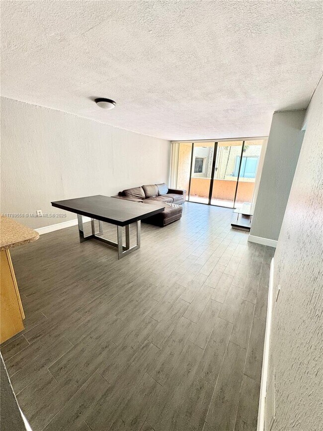 10400 SW 108th Ave in Miami, FL - Building Photo - Building Photo