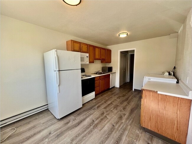 property at 1715 Oakshire Ln