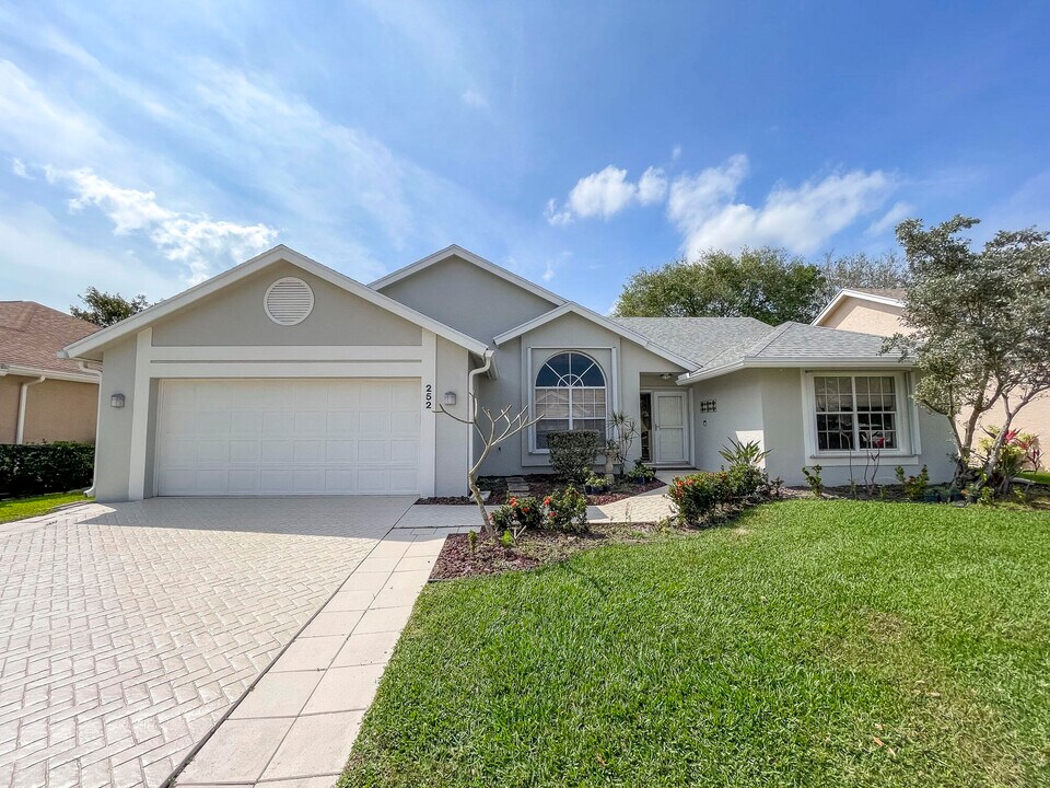 252 Moccasin Trail W in Jupiter, FL - Building Photo