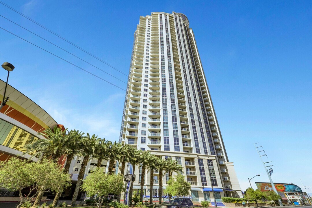 200 W Sahara Ave in Las Vegas, NV - Building Photo