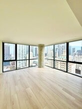 141 NE 2nd St, Unit 2002 in Miami, FL - Foto de edificio - Building Photo