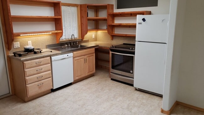 1016 W 14th St in Portales, NM - Building Photo - Building Photo