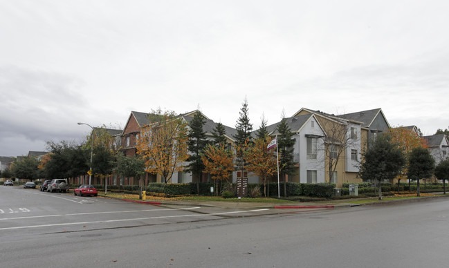 Azure in Petaluma, CA - Foto de edificio - Building Photo