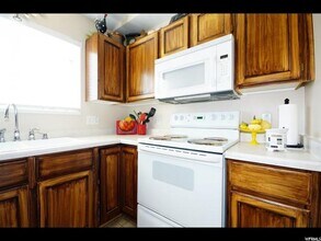 275 W 13165 S in Draper, UT - Foto de edificio - Building Photo