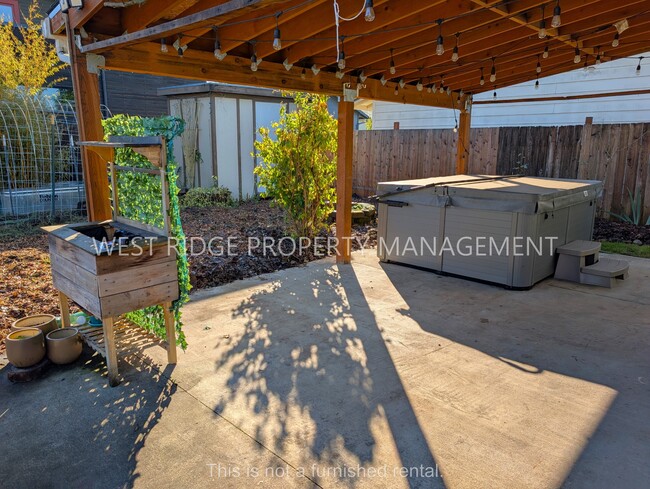 7310 SE Schiller St in Portland, OR - Building Photo - Building Photo