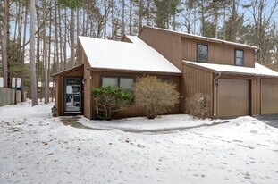 9 Wake Robin Rd in Ballston Spa, NY - Building Photo