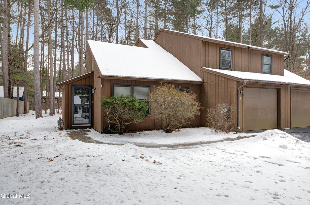 9 Wake Robin Rd in Ballston Spa, NY - Building Photo