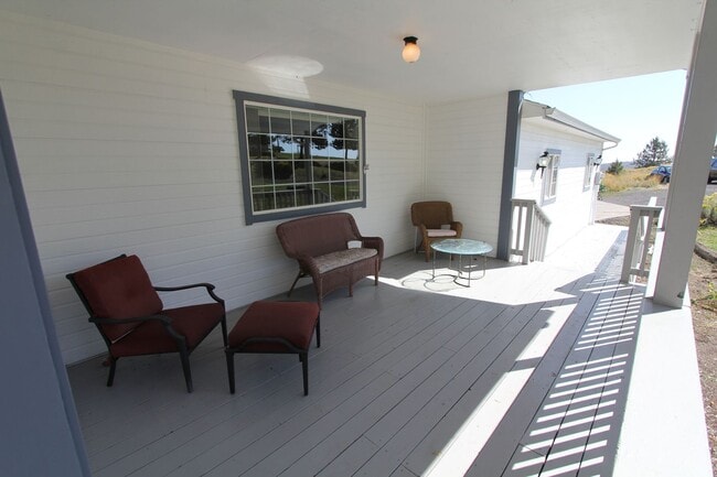 1839 Melanie Ct in Klamath Falls, OR - Building Photo - Building Photo