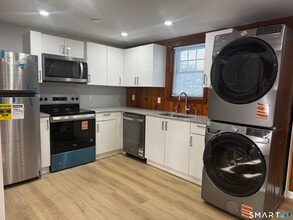 352 Hotchkiss Rd in Orange, CT - Building Photo - Building Photo