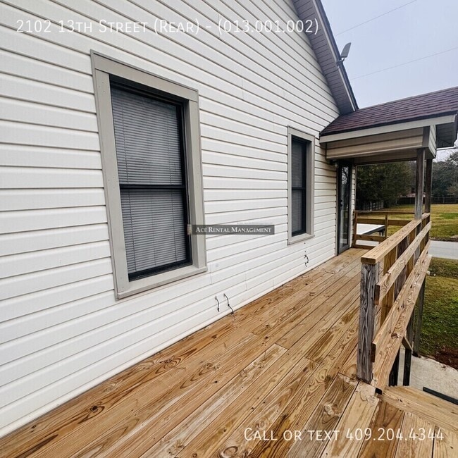 2102 13th St in Port Neches, TX - Building Photo - Building Photo