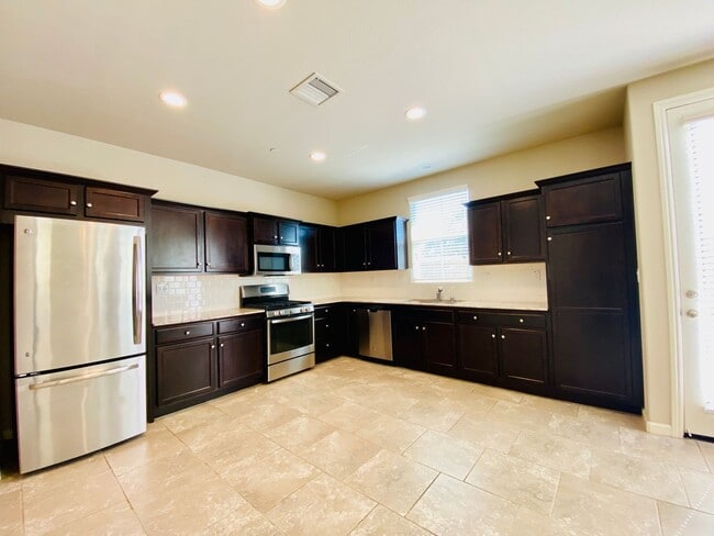 1323 Joy Dr in Clovis, CA - Building Photo - Building Photo