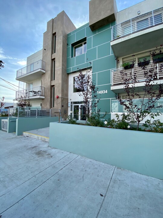 14934 Burbank Blvd in Los Angeles, CA - Building Photo