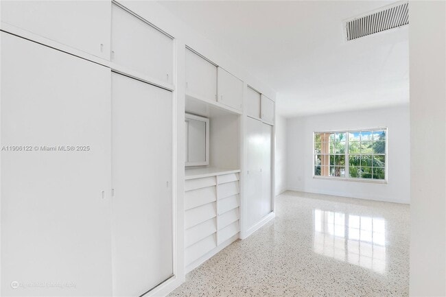 33 Salamanca Ave in Coral Gables, FL - Building Photo - Building Photo