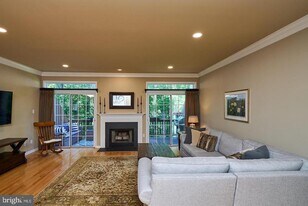 138 Whispering Oaks Dr in West Chester, PA - Building Photo