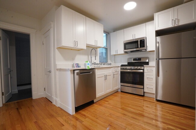 6 Camelot Ct, Unit 8 in Boston, MA - Building Photo - Building Photo