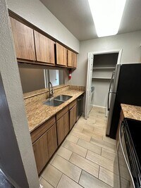 766 Memorial Mews St photo'