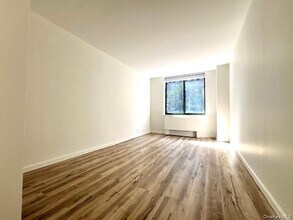 275 Greenwich St in New York, NY - Building Photo - Building Photo