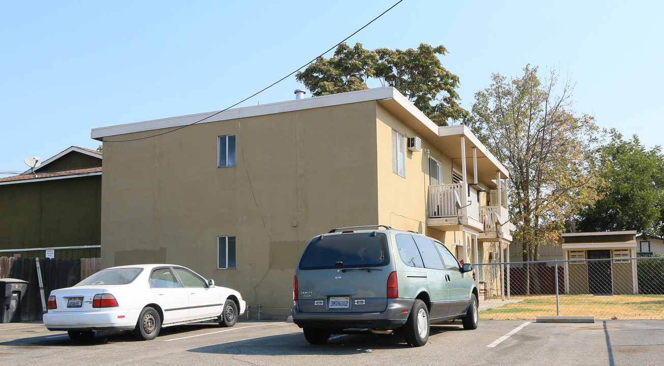 334 I St in Oakdale, CA - Building Photo