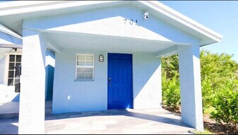 701 SE Bahama Ave in Stuart, FL - Building Photo