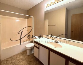 132 N Crest Dr in Raymore, MO - Building Photo - Building Photo