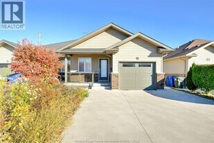 7 Venetian Dr in Amherstburg, ON - Building Photo