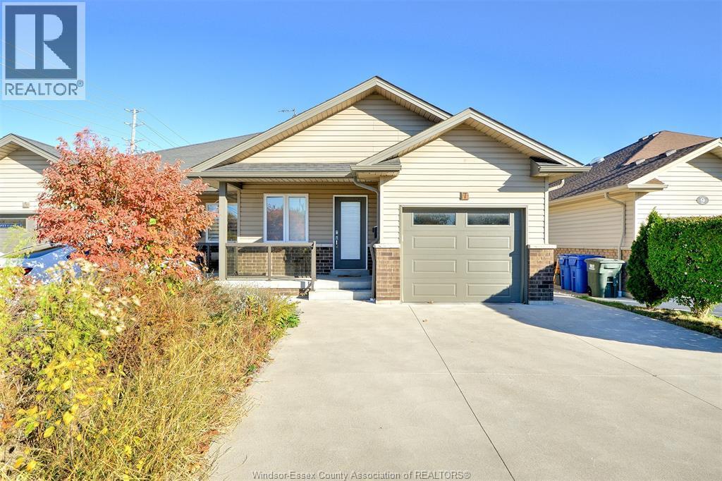 7 Venetian Dr in Amherstburg, ON - Building Photo