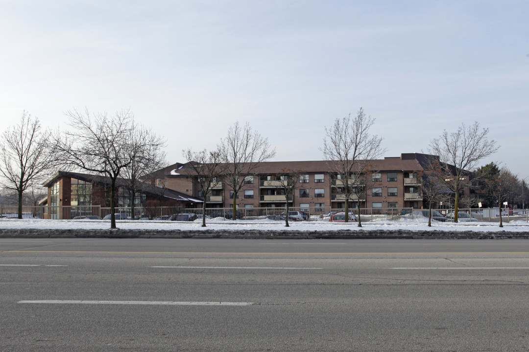 Westminister Court in Mississauga, ON - Building Photo