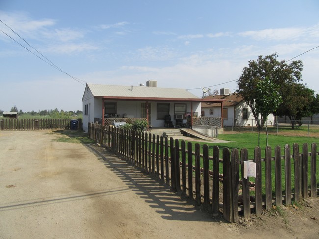 1142-1202 E K Ave in Visalia, CA - Foto de edificio - Building Photo